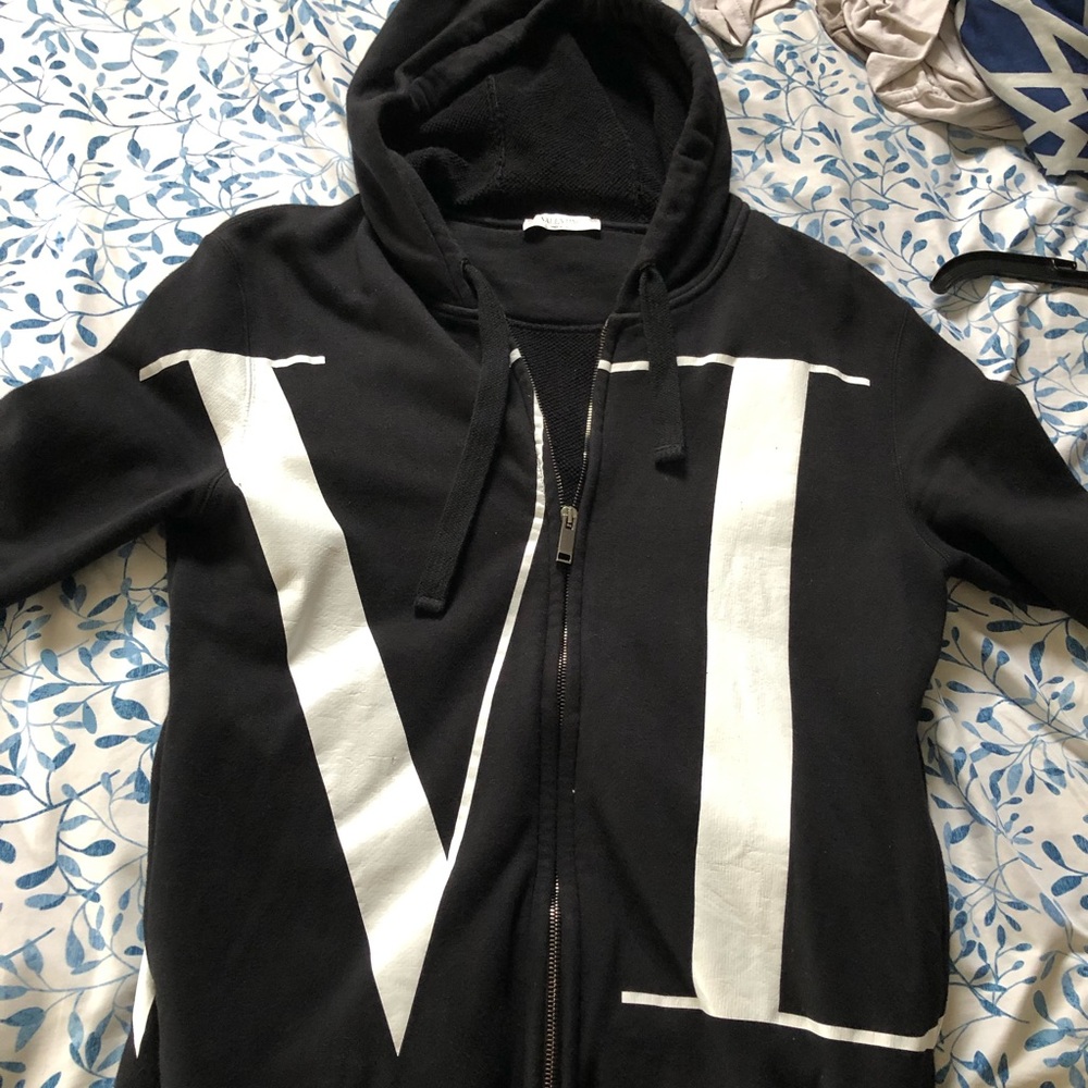 Valentino Vlogo front and back